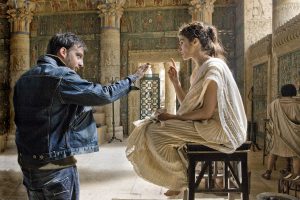Actrice Rachel Weisz in haar rol van Hypatia op de set met regisseur Alejandro Amenábar