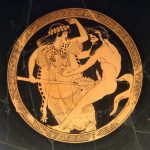 Een bacchante weert een sater die ongewenste avances maakt af met haar thyrsus. Attische roodfigurige kylix, ca. 480 v.C.