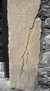 Eén van de 4 overblijvende fragmenten van Diocletianus' prijzenedict, bewaard in een kerk in het Griekse Geraki