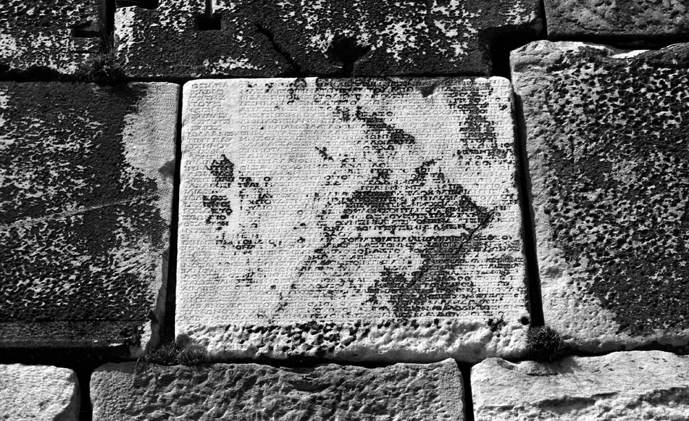 De archont Theophrastos duikt op in een inscriptie uit Aphrodisias, die een eredecreet van de synode bevat