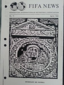 Cover van FIFA News met de grafsteen van Gaius Laberius