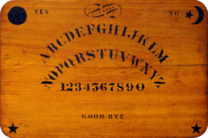 Het ouijabord zoals wij het kennen. Dit exemplaar werd omstreeks 1890 gemaakt door de Kennard Novelty Company in Baltimore, de bedenkers van het moderne ouijabord