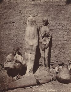 Een foto van Egyptische mummies, getrokken omstreeks 1870