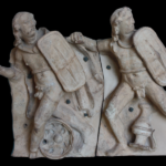een tempelfries uit Civitalba (momenteel in het Museo Archeologico Nazionale delle Marche) die vluchtende Kelten - met de typische halsringen en schilden - afbeeldt die in paniek vluchten, niet alleen verwijzend naar hun nederlaag tegen Rome (295 v.C.) maar vermoedelijk ook naar de mislukte plundering van de tempel van Apollo in Delphi (279 v.C.) onder leiding van Brennus