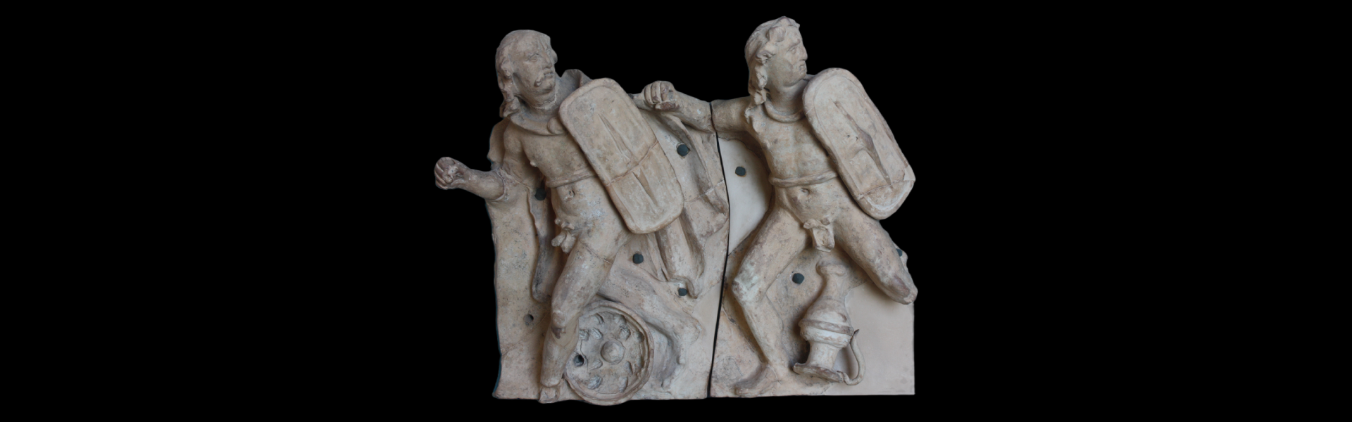 een tempelfries uit Civitalba (momenteel in het Museo Archeologico Nazionale delle Marche) die vluchtende Kelten - met de typische halsringen en schilden - afbeeldt die in paniek vluchten, niet alleen verwijzend naar hun nederlaag tegen Rome (295 v.C.) maar vermoedelijk ook naar de mislukte plundering van de tempel van Apollo in Delphi (279 v.C.) onder leiding van Brennus